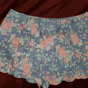 Size L Lush floral, scalloped edge shorts